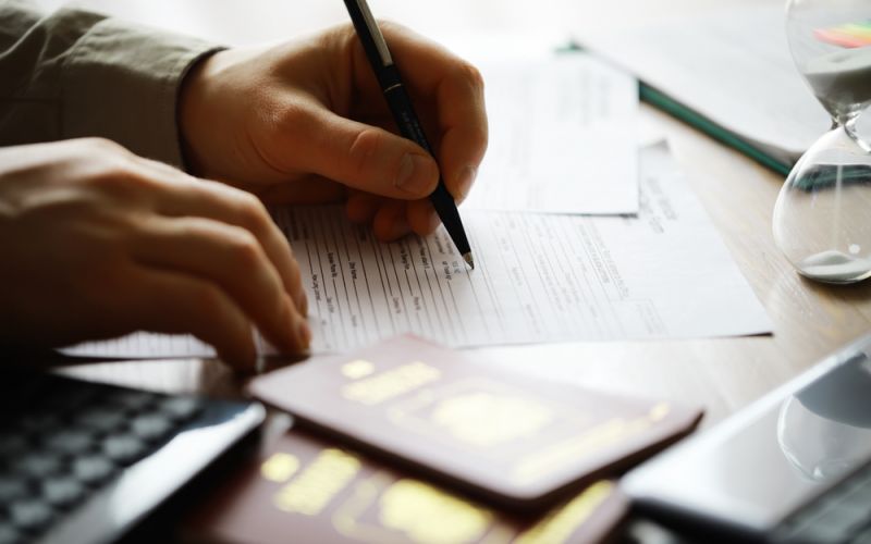 O USCIS suspende a taxa anual de asilo: O que isso significa para seu caso