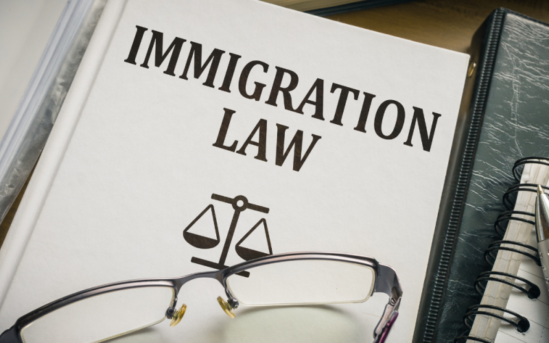Lo que debes saber antes de firmar con un abogado de inmigraci&oacute;n en Massachusetts