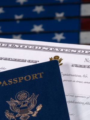 ¿Puedo solicitar la ciudadanía en Massachusetts si tengo un antecedente de detención o una multa en mi historial?
