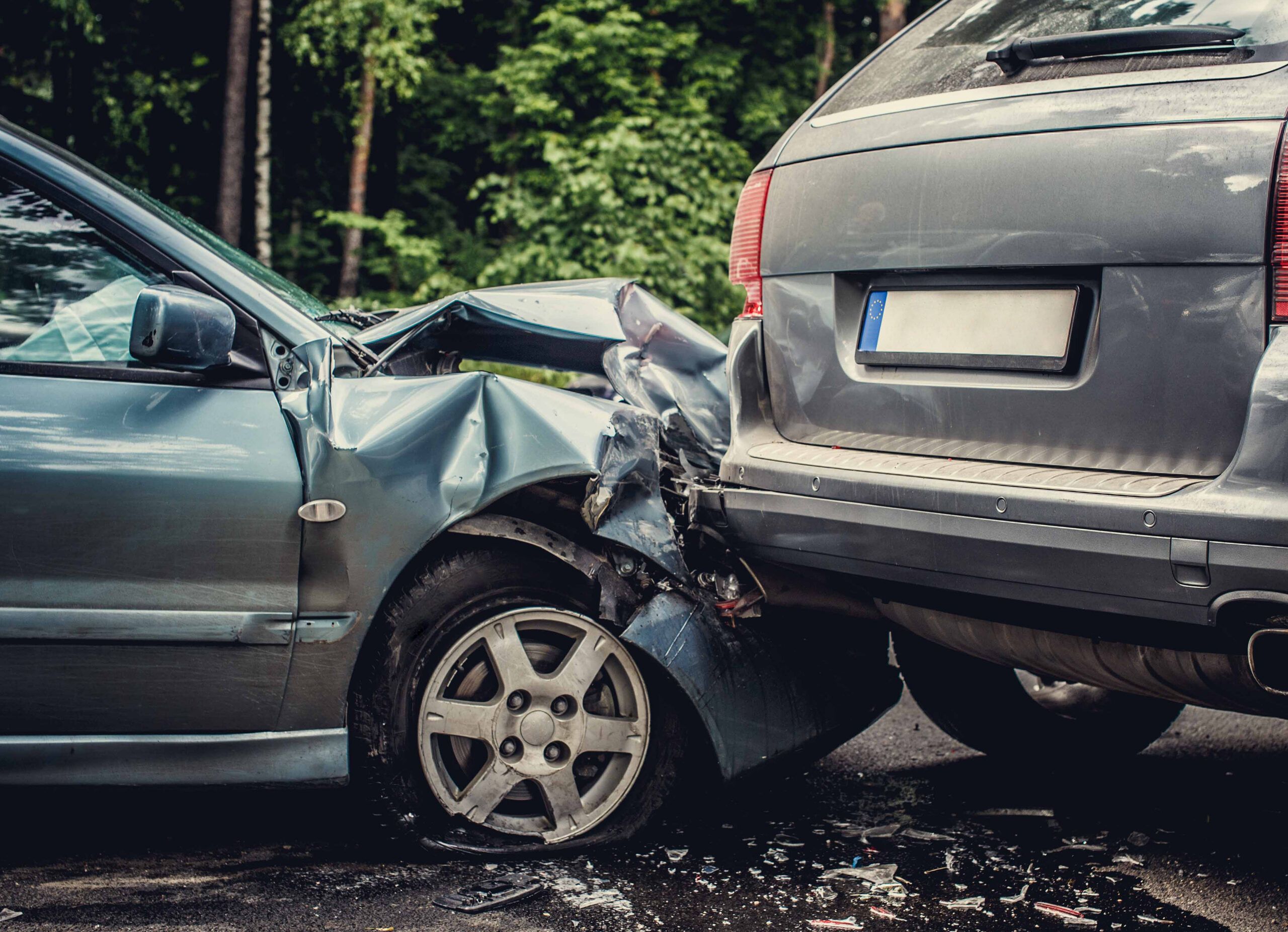 Una grave colisión entre dos turismos que ilustra el tipo de casos de accidentes de tráfico que lleva un abogado especializado en accidentes de tráfico de Framingham.