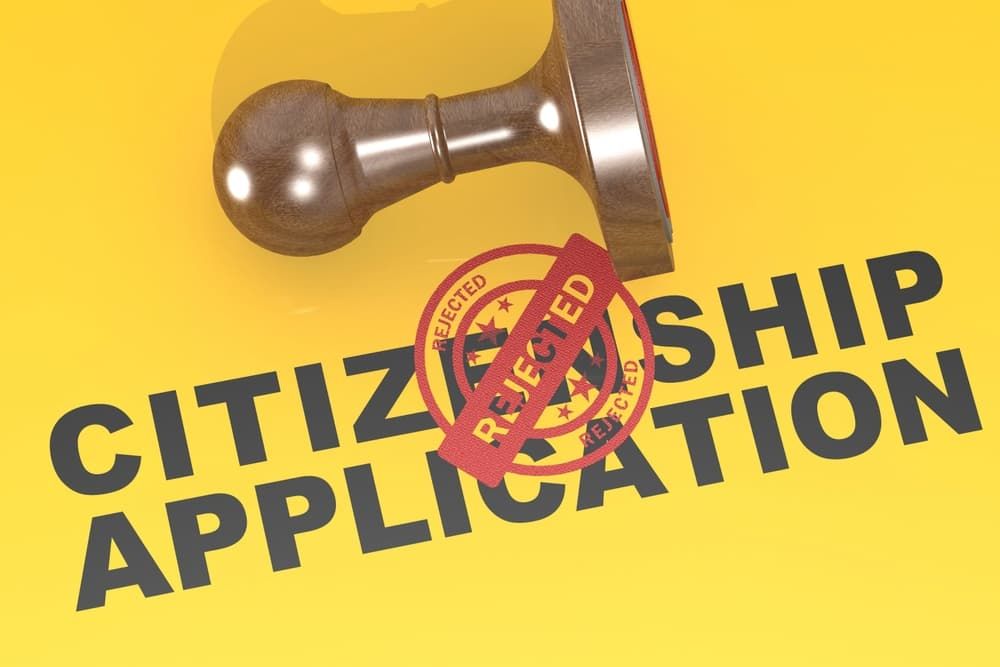 Conceito de solicitação de cidadania rejeitada com carimbo de madeira, renderização em 3D