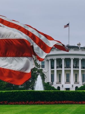 Trump ataca a cidadania por direito de nascimento com novas ordens