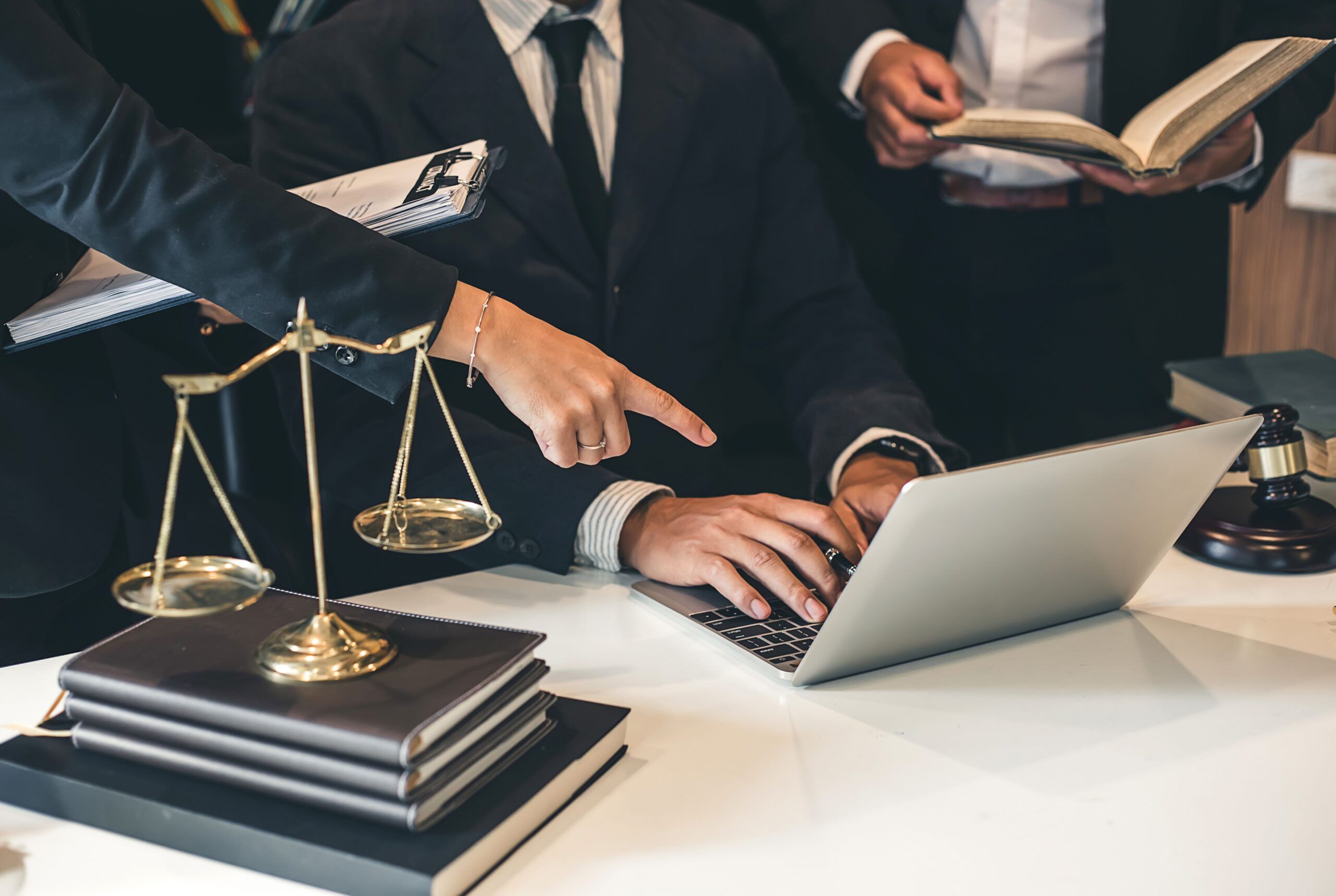Como decidir entre um acordo rápido e ir a julgamento após um acidente de carro em Massachusetts?