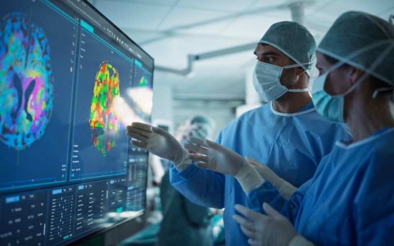 ¿Se puede sufrir una lesión en la cabeza incluso usando casco?